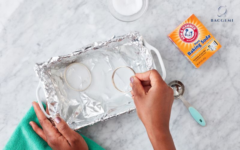 Cách làm sáng bạc bằng Baking Soda 